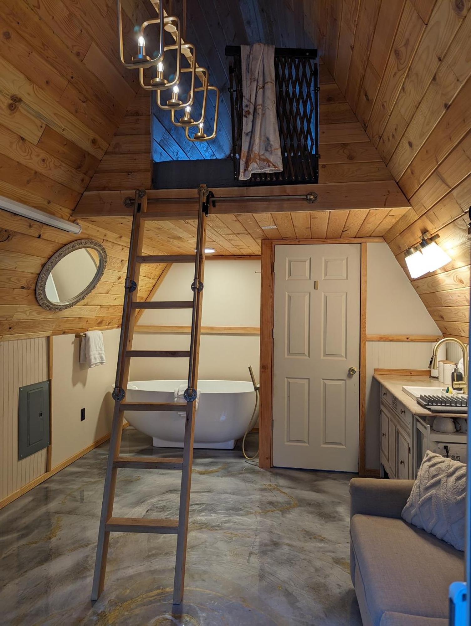 Tree Ring Cabin On 33 Acres Powell River Extérieur photo